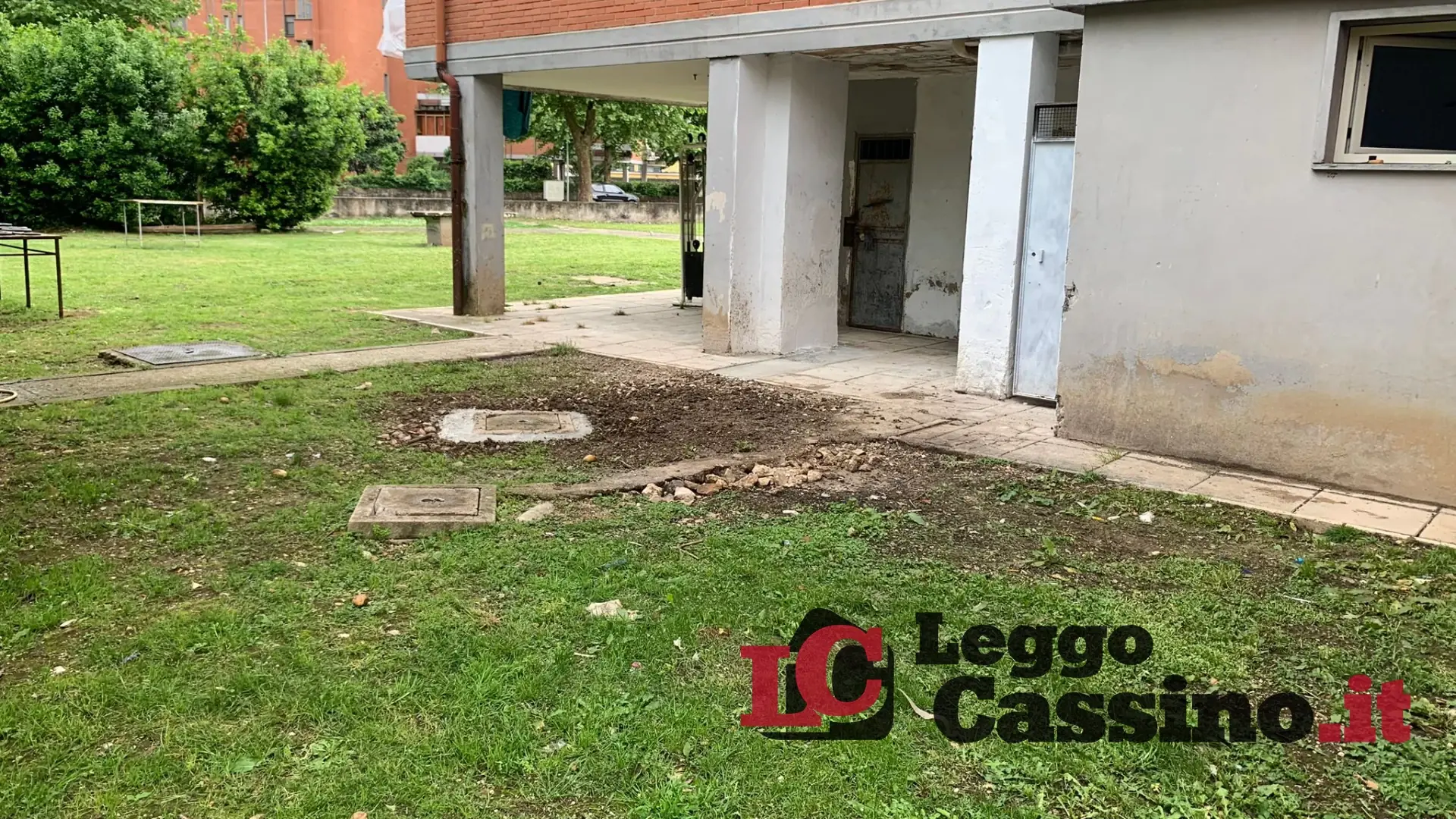 Fogna a cielo aperto alle case popolari: Sebastianelli in campo