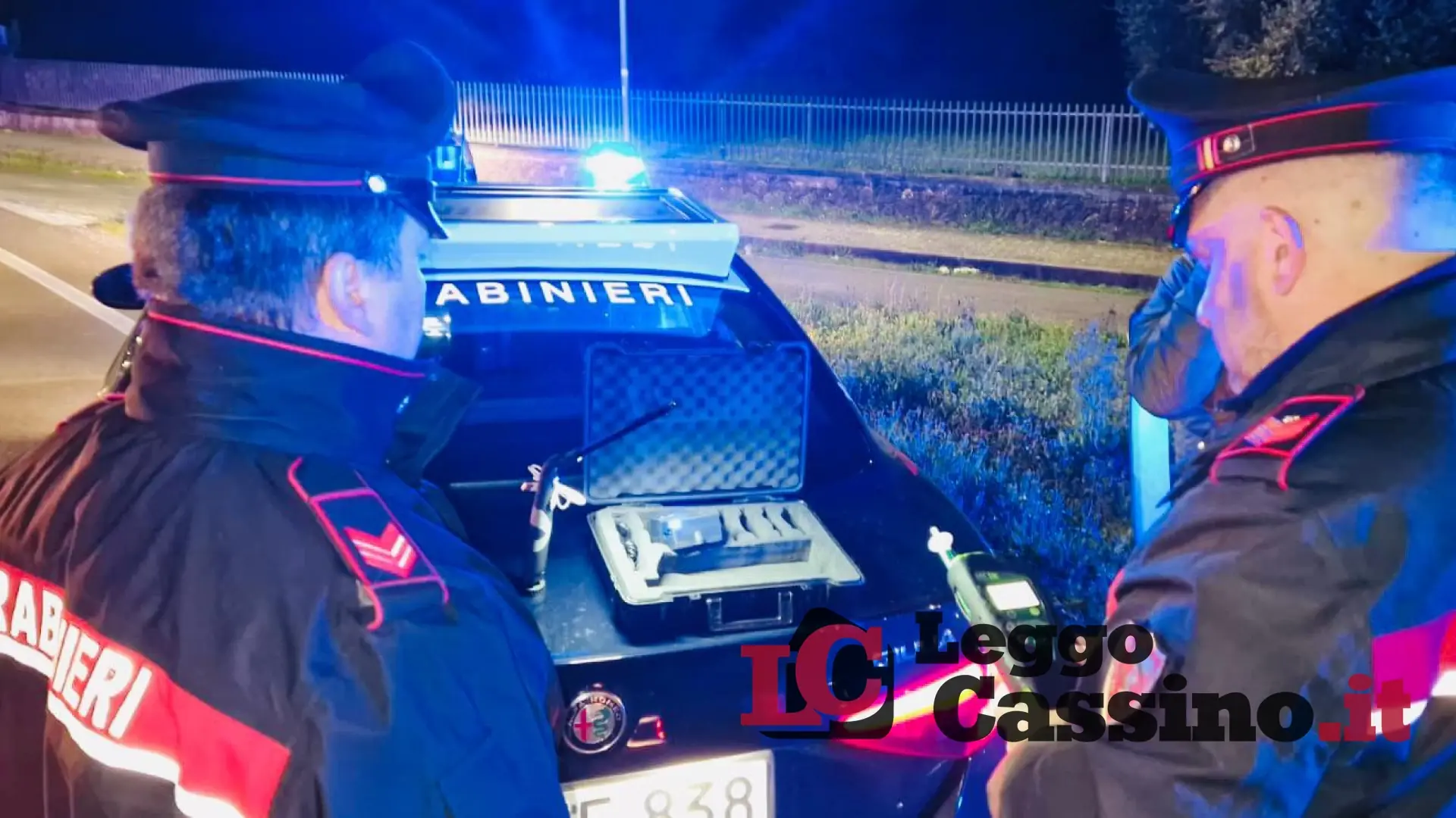 Guida in stato di ebbrezza, danneggia auto e si rifiuta dell'alcoltest