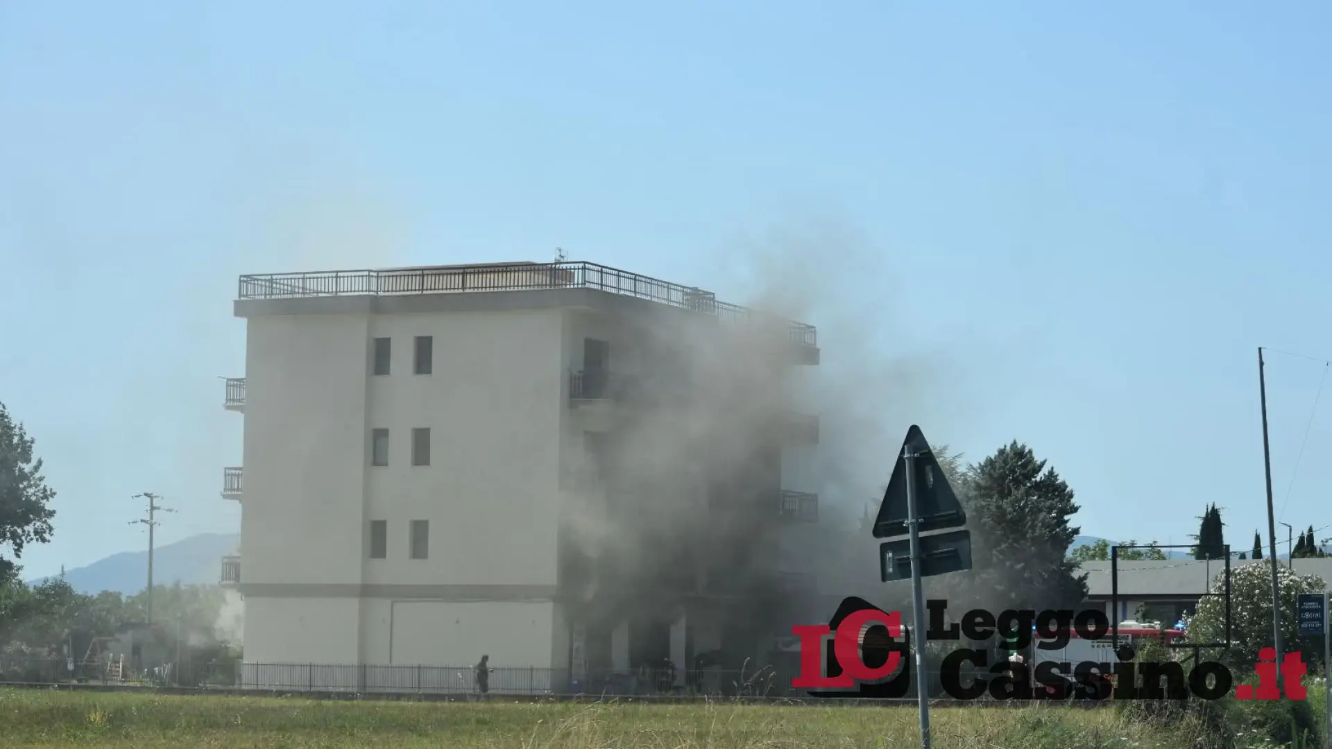 Cassino, vasto incendio in via Sferracavalli: danni e paura