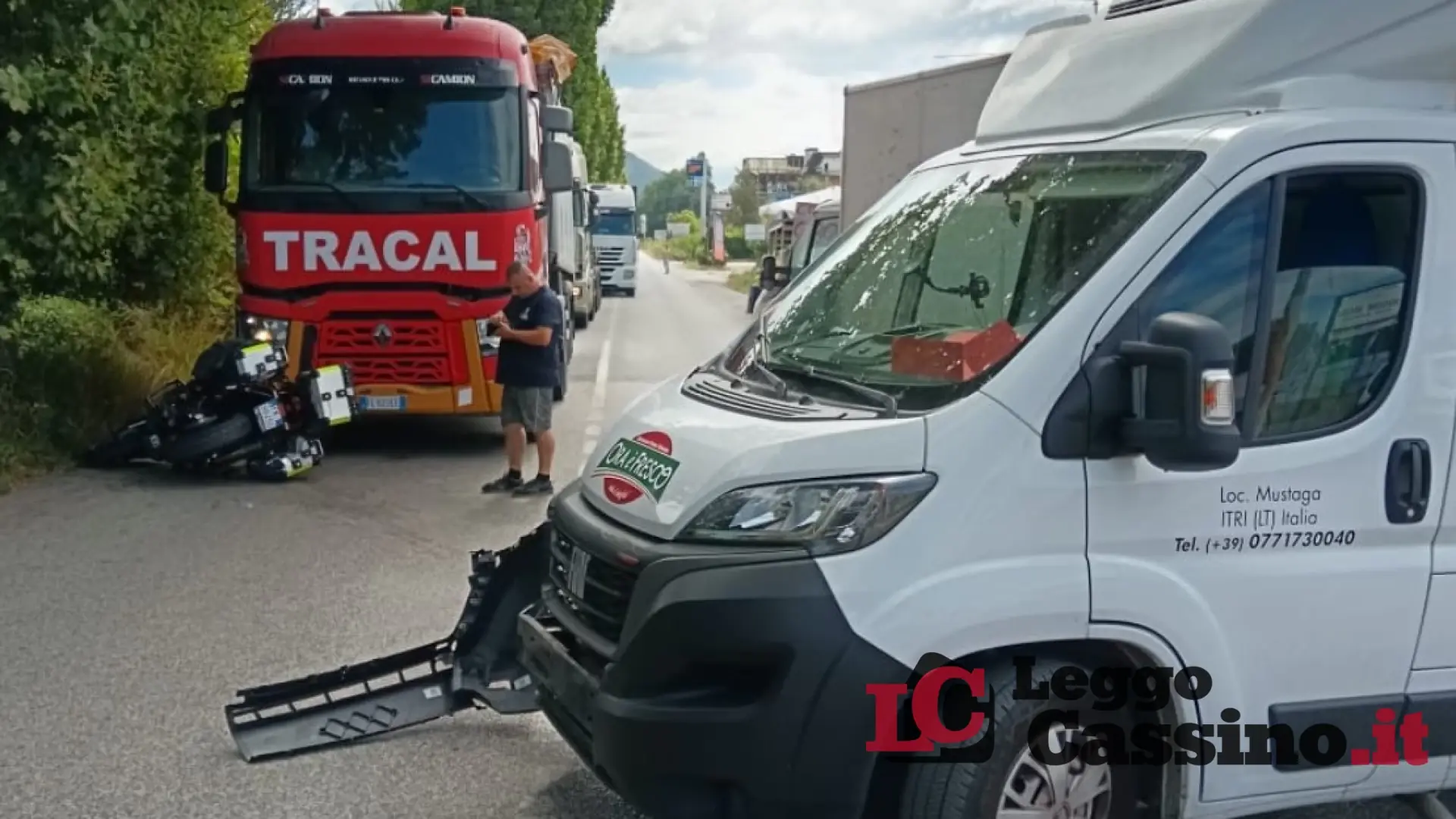 Centauro finisce con la moto sotto il tir: tragedia sfiorata sulla Casilina