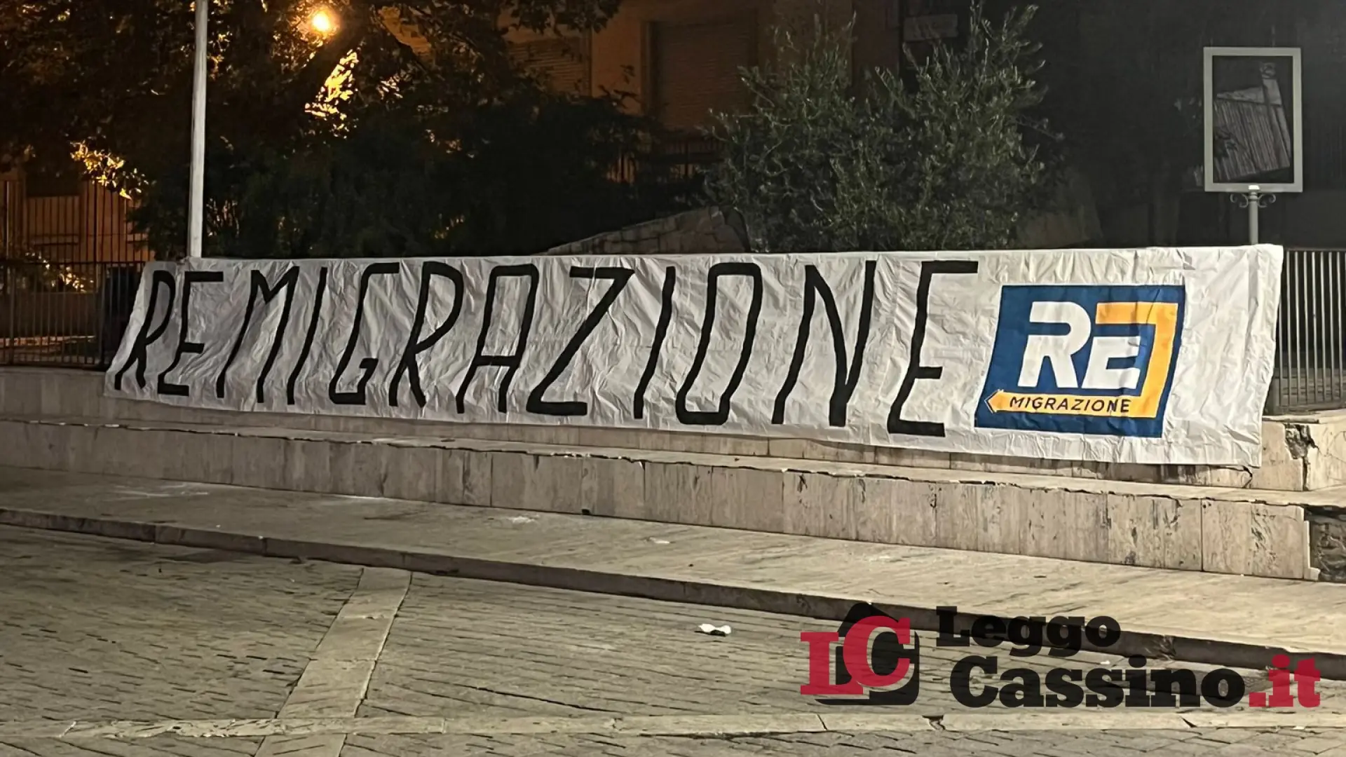 Striscione choc in piazza Labriola, davanti al Tribunale di Cassino: "Remigrazione"