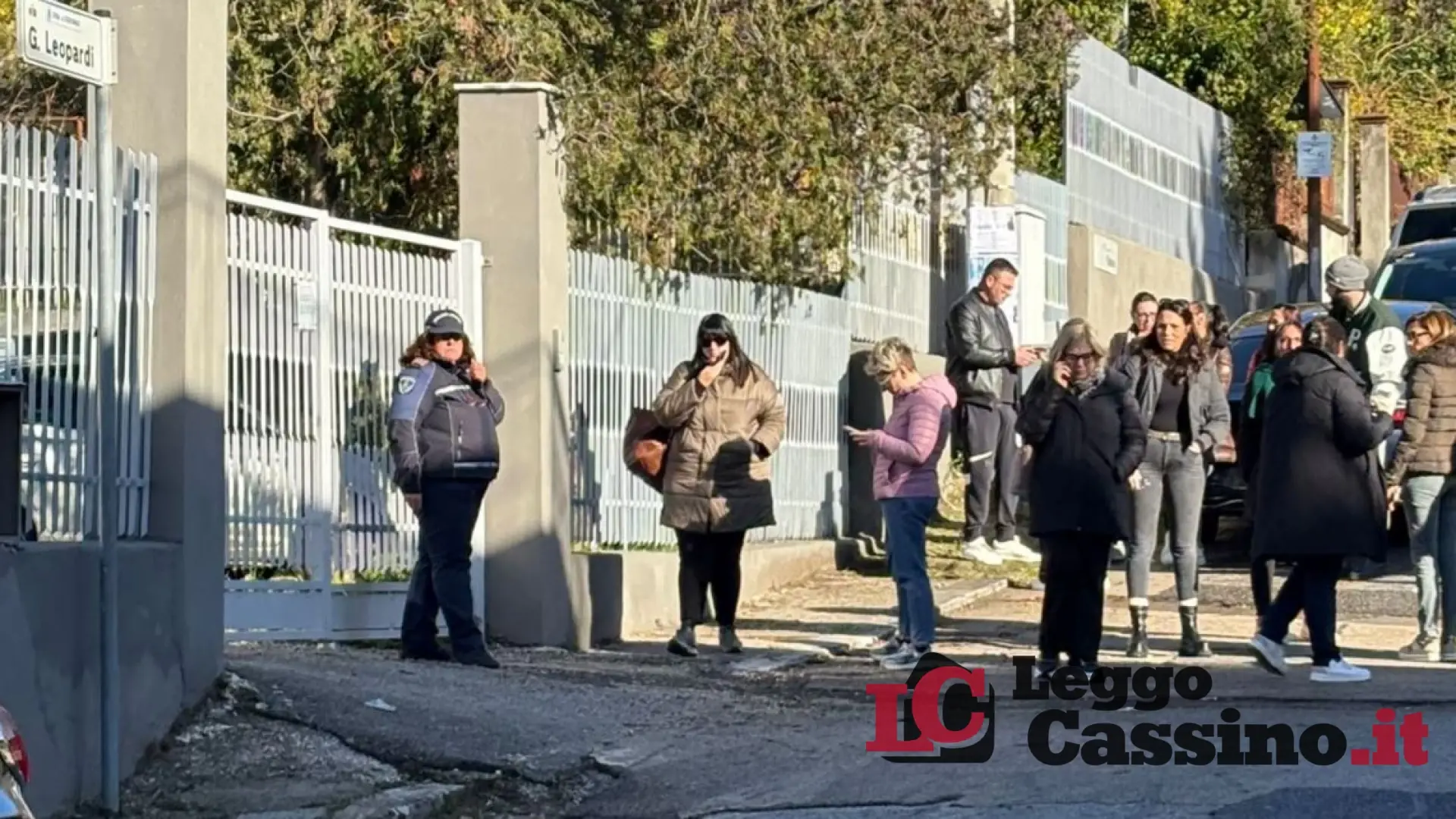 A scuola con la pistola giocattolo, la punta alla testa del prof. Attimi di terrore a Cervaro