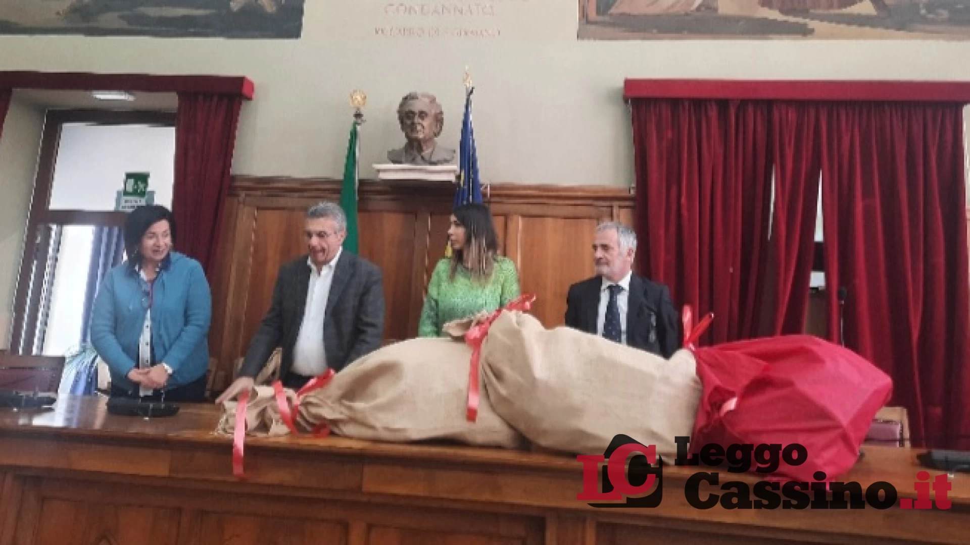 Tre sacchi pieni di doni da far arrivare per questo Natale ad altri bambini come loro, ma “meno fortunati”