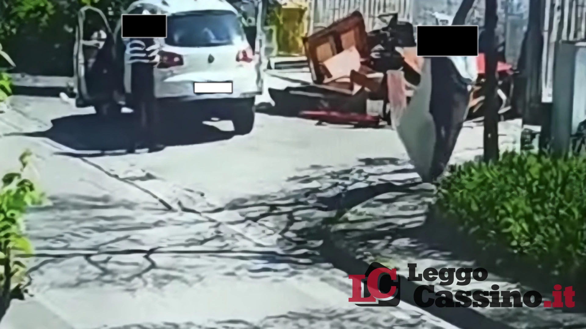 L'ultimo addio sul marciapiede: la tragicommedia del materasso abbandonato