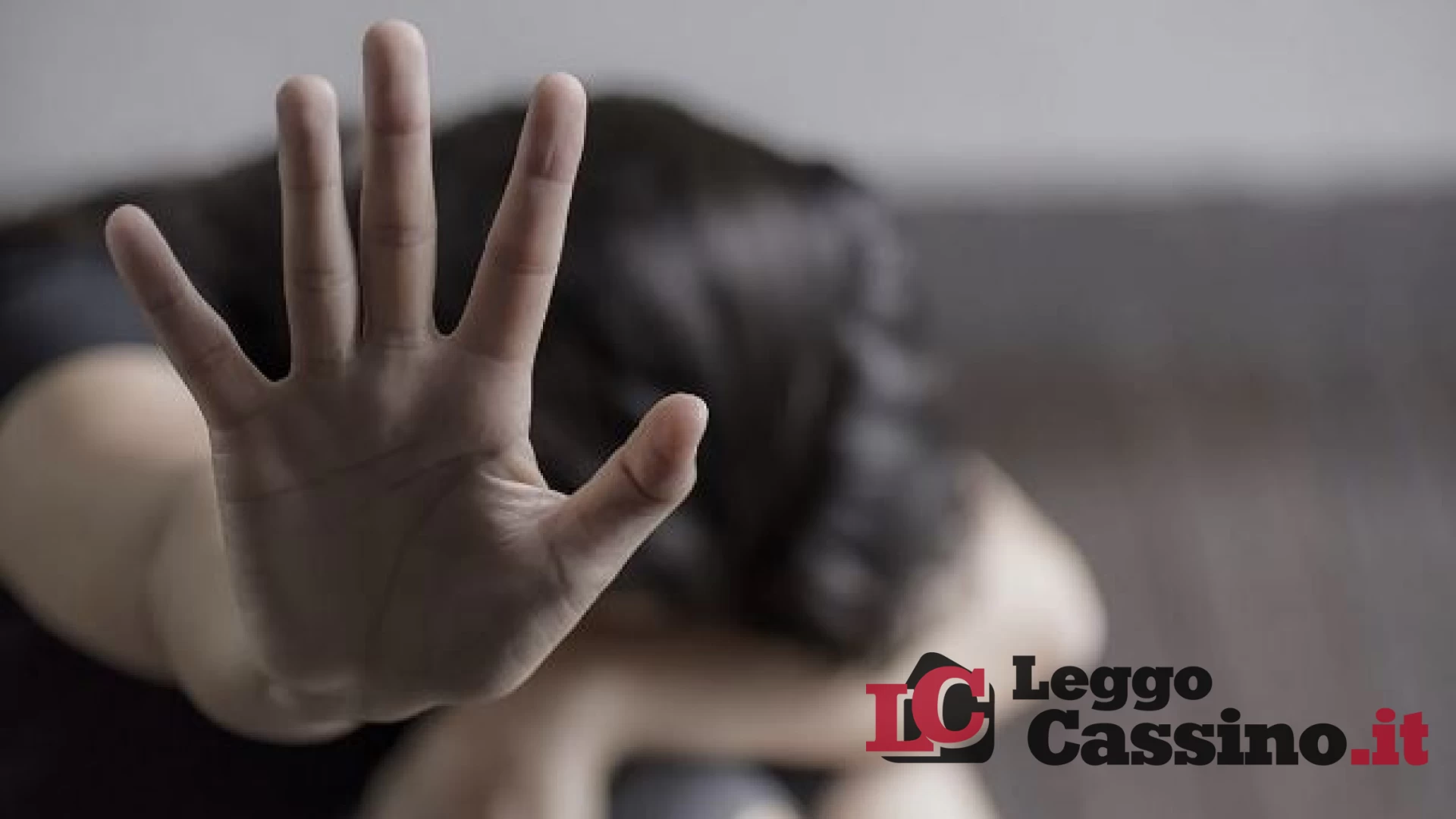 Maltrattava la moglie da oltre dieci anni davanti ai figli: 42enne allontanato da casa