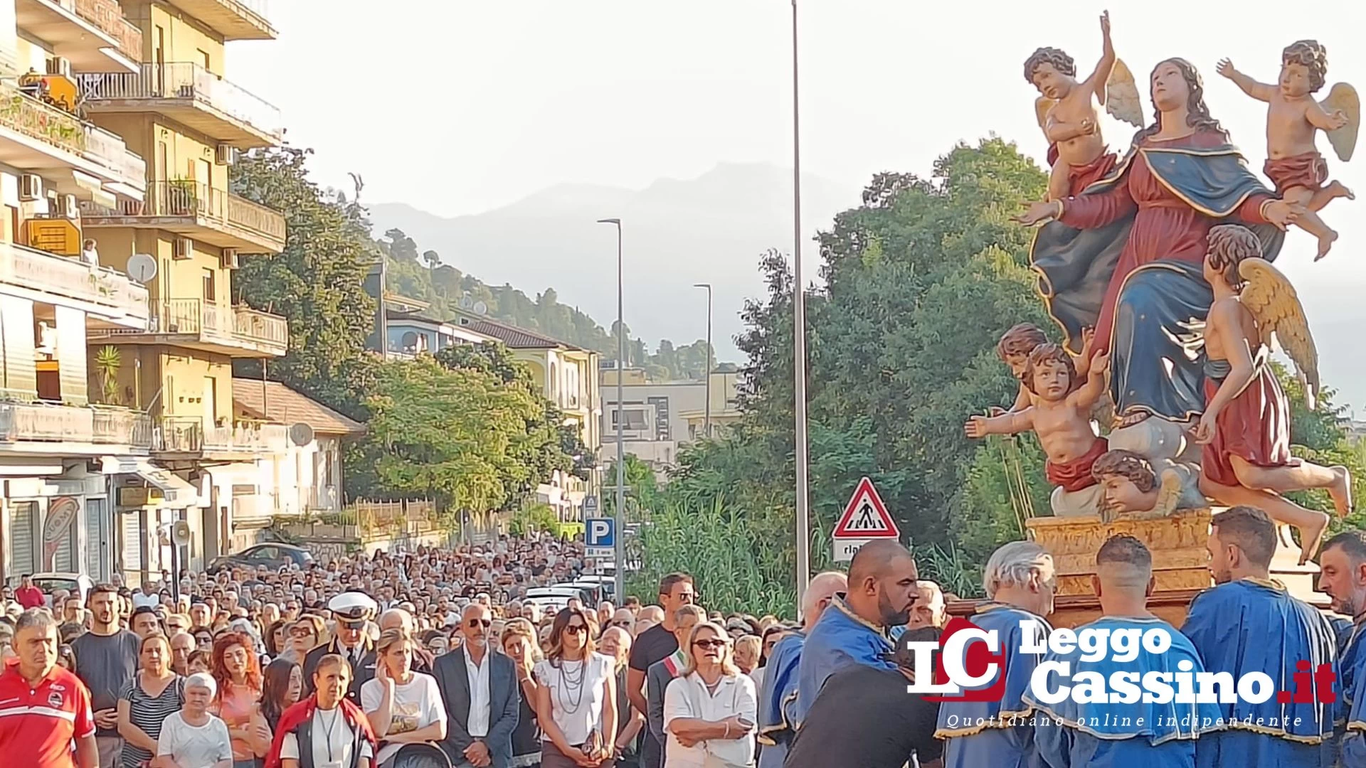 Cassino rinnova il suo voto all'Assunta: migliaia di fedeli in processione all'alba