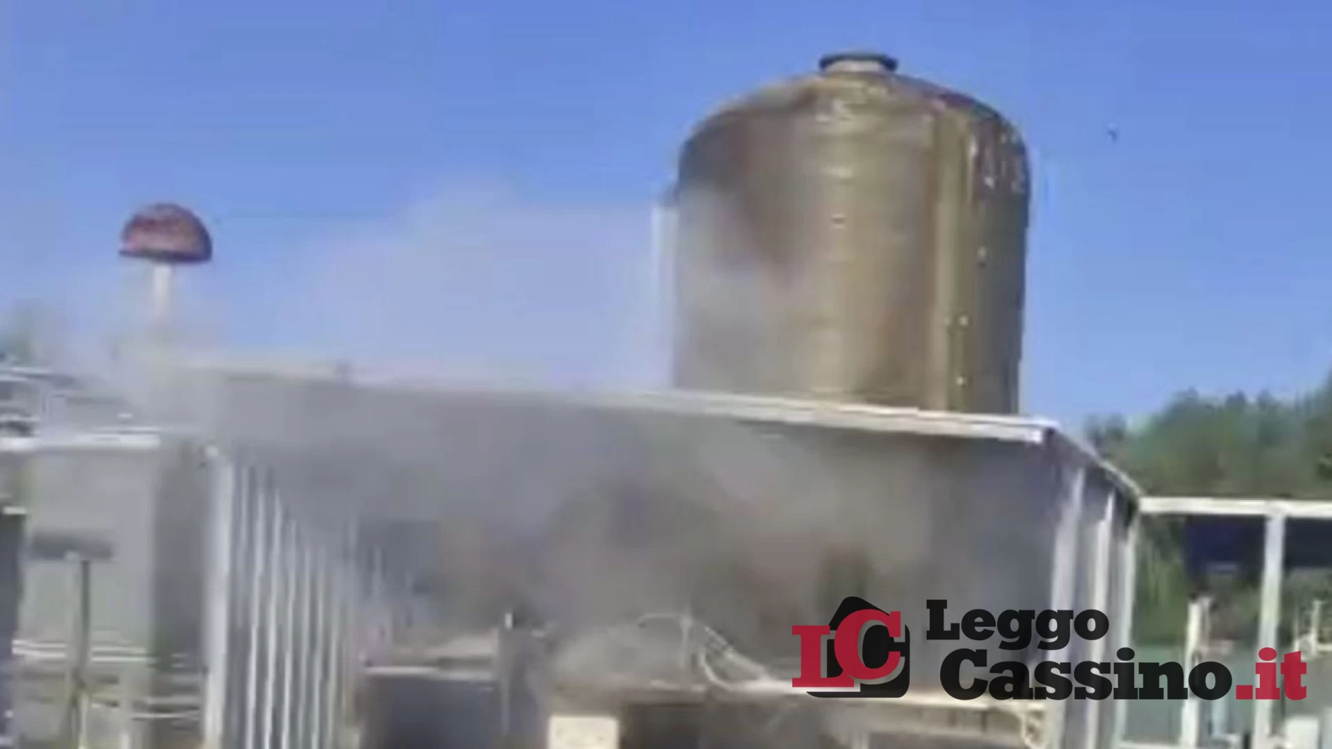 Fuga di acido peracetico da un silos a Cassino: evacuata l'area, vigili del fuoco al lavoro