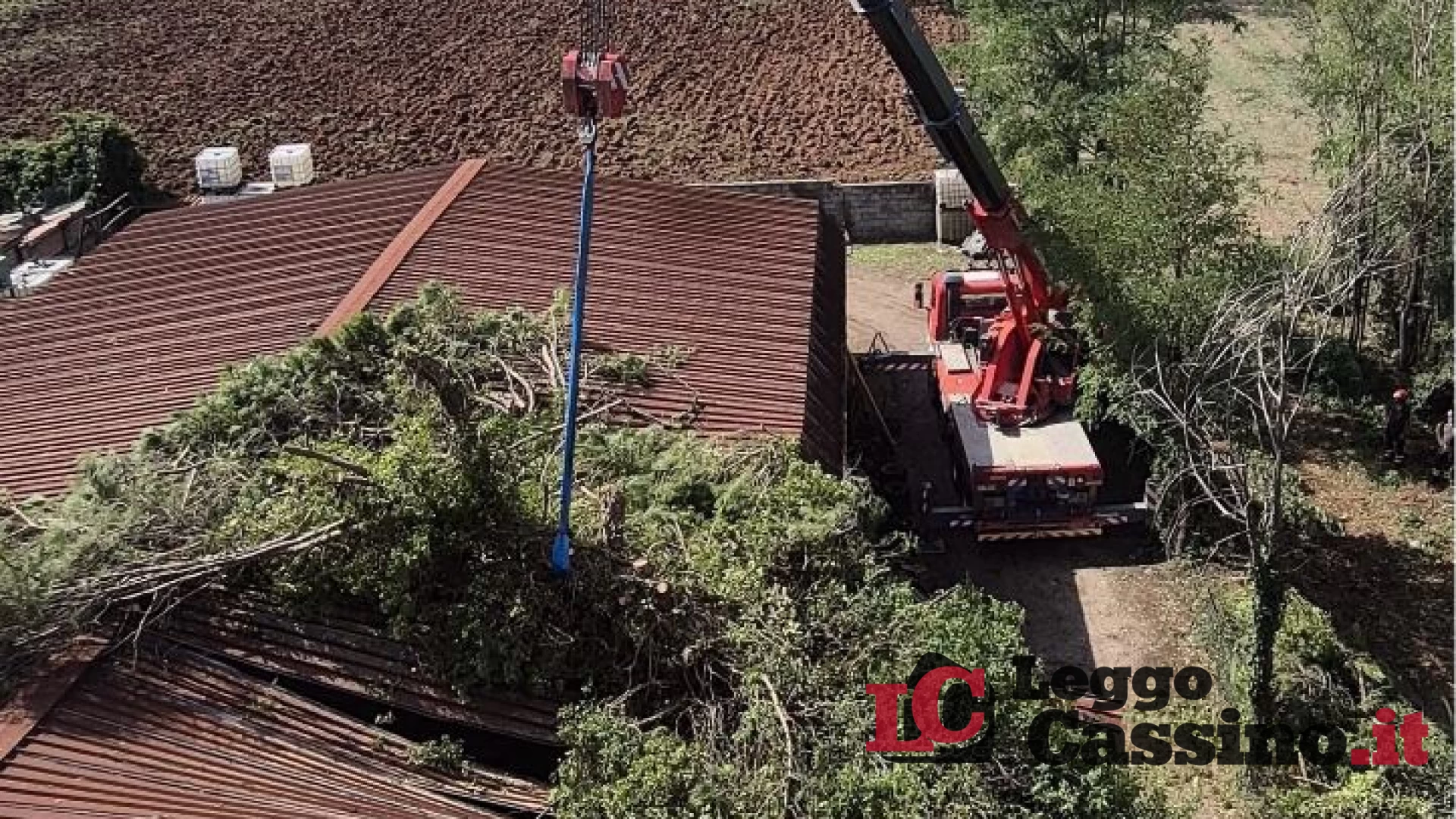 Maltempo nel Cassinate, albero si abbatte su un capannone: 1...